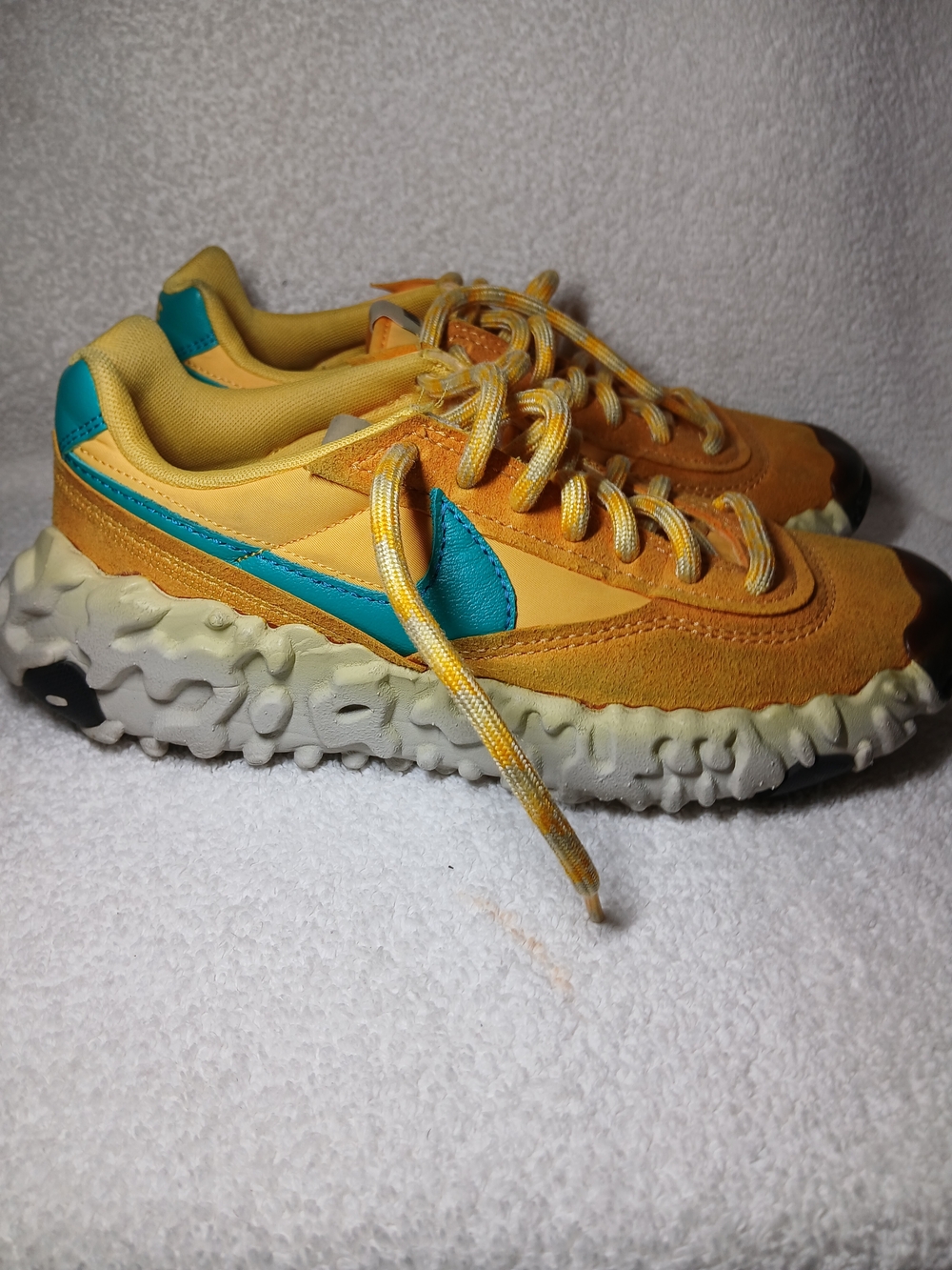 Nike Mens Overebreak SP in the "Pollen Rise" colorway.Very Lite-weight Shoe.